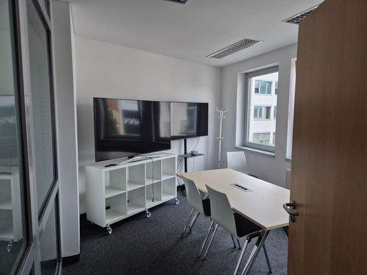 Helles Büro mit TV und Tisch