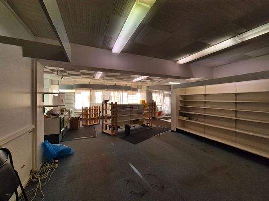 Verkaufsraum mit Vitrinen