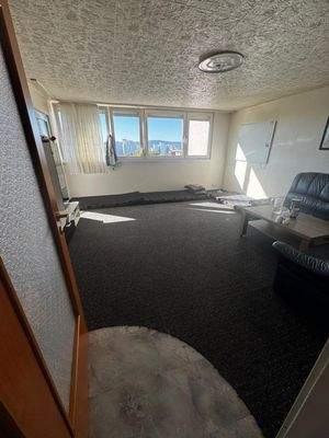 Wohnzimmer mit großem Fenster & Ausblick