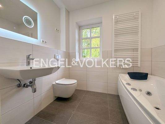 Badezimmer mit Whirlpoolwanne