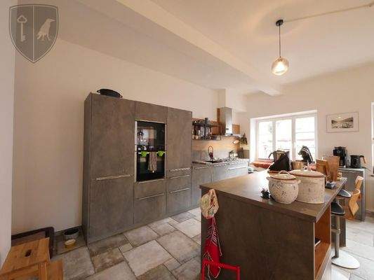  Neuwertige EINBAUKÜCHE - Mittelblock