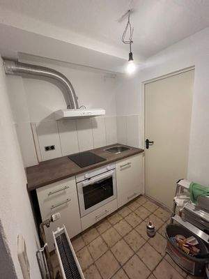 Souterrain-Wohnung moderne Küchenzeile