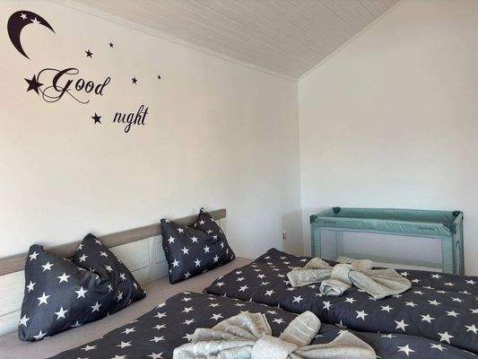 Schlafzimmer 2 mit Kinderbett