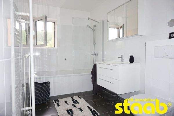 Tageslichtbad mit Wanne