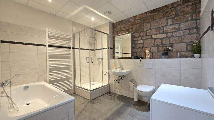 Bad mit Dusche & Badewanne