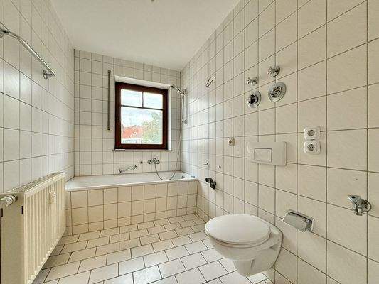 Tageslichtbad mit Wanne 1