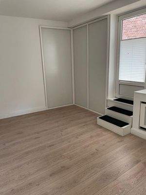 Raum mit Balkonzugang zum Hof