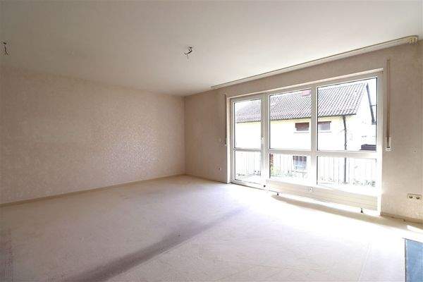 Wohnzimmer mit Balkon