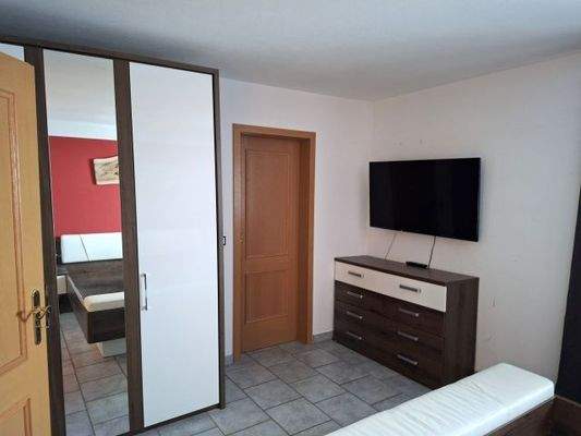 Schlafzimmer im OG von WH 1 | Durchgang in das Bad