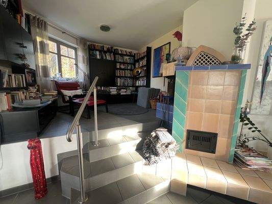 Kachelofen mit Blick in die Bibliothek