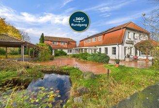 Hausansicht Front mit Terrasse und Teich