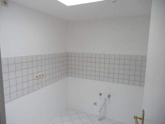 Küche mit Oberlicht und Fliesenspiegel