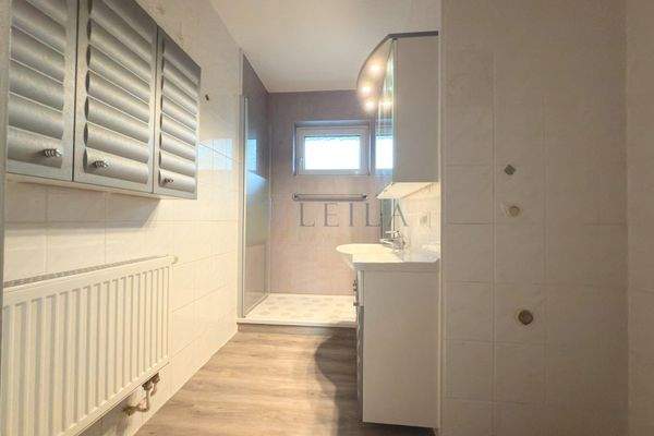 Badezimmer mit Waschmaschinenanschluss