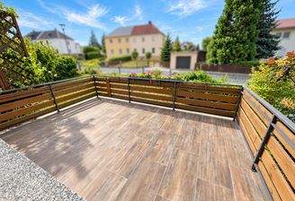 mit großer Terrasse