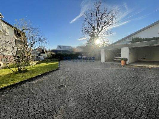 Innenhof mit Garagen