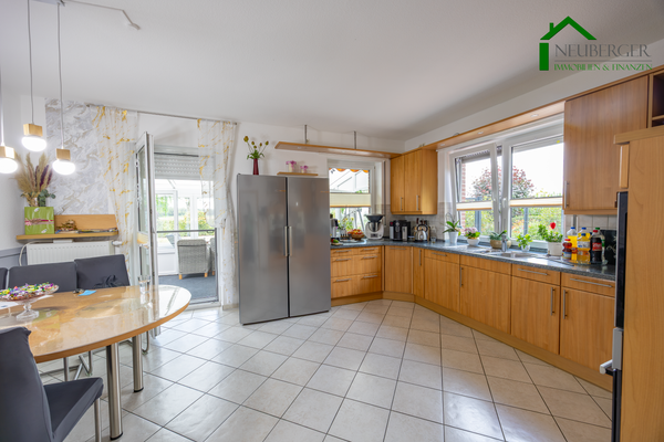 Küche mit EBK und Druchgang zum Wintergarten