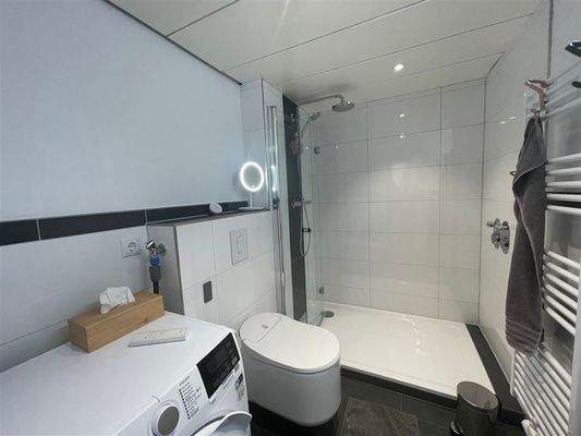 Duschbad mit Waschmaschine