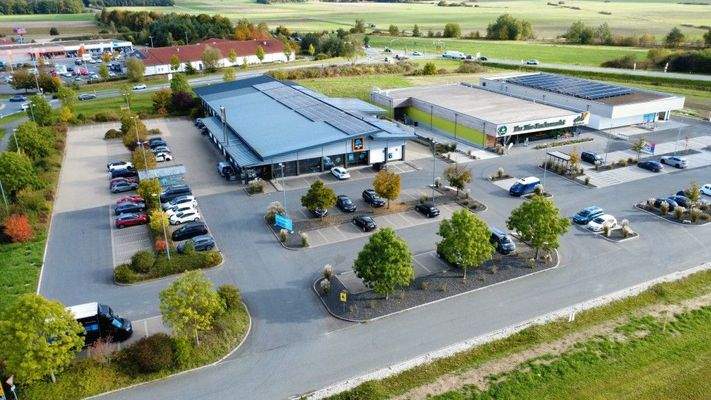 Fachmarktzentrum gegenüber