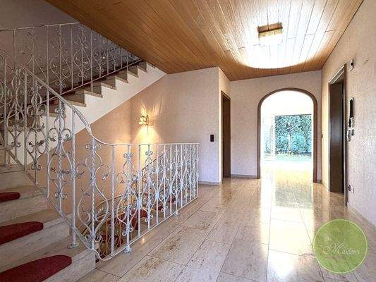 ... mit Zugang zum Wohnzimmer.