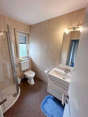 Zweites Badezimmer mit Dusche