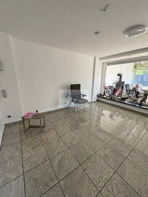 Esszimmer mit Durchgang zum Wintergarten