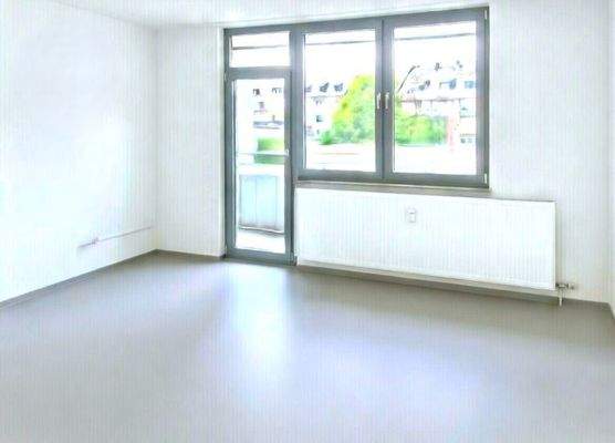 Teilans. Wohnzimmer + Balkon der 4 Zimmer Whg.