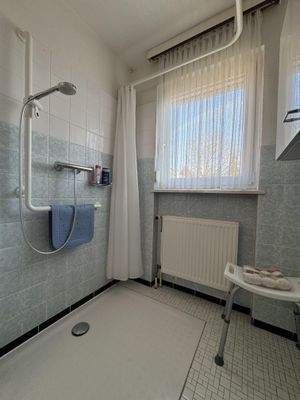 Bad mit ebenerdiger Dusche im Erdgeschoss