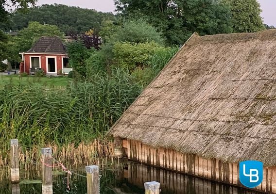 Blick vom Wasser zum Gästehaus