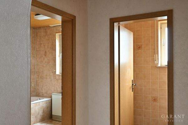 Badezimmer und separates WC