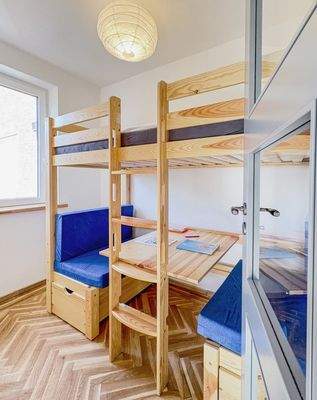 Kinderzimmer mit Tisch