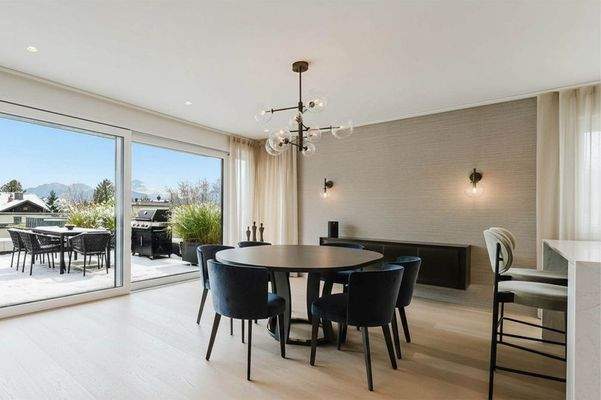 Der grosszügige Essbereich mit direktem Zugang zur Panorama-Terrasse