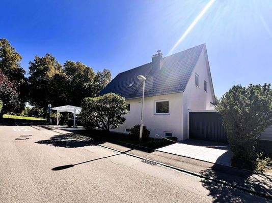 Seitliche Vorderansicht mit Garage