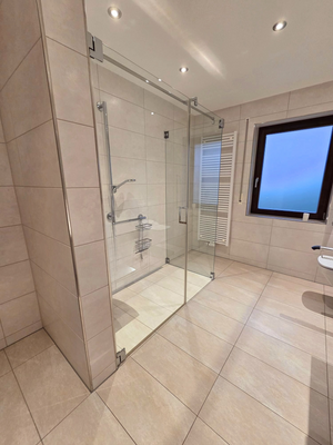 Badezimmer im EG mit ebenerdiger Dusche.png