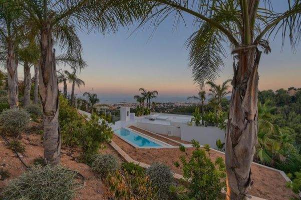 Großes Grundstück bei Abendsonne