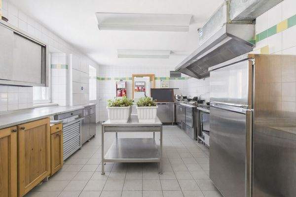 Küche Gastro_visualisiert_KI.jpg