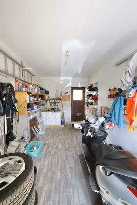 Einzelgarage mit Gartenzugang