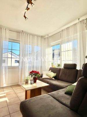 Lichtdurchflutetes Wohnzimmer im 1. OG