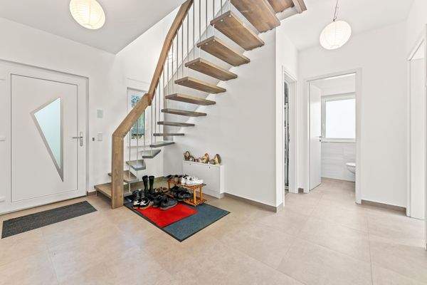 Eingangsbereich mit Badezimmer EG.JPG