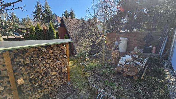 Garten mit Holzlager