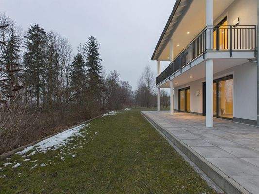 Privater Garten mit idyllischem Bachlauf