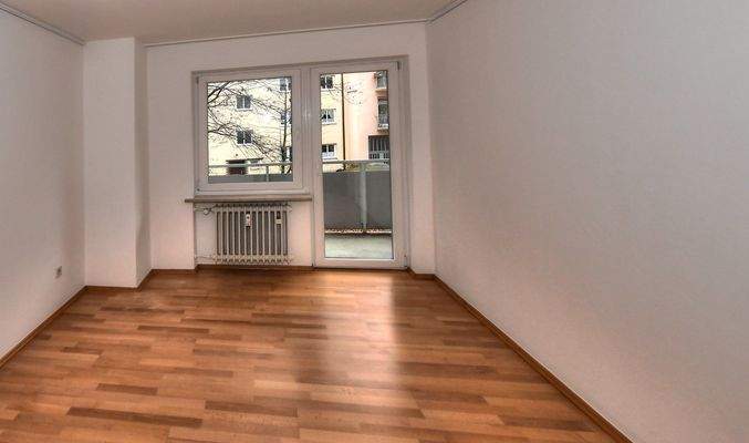 Schlafzimmer, mit Zugang zum Balkon