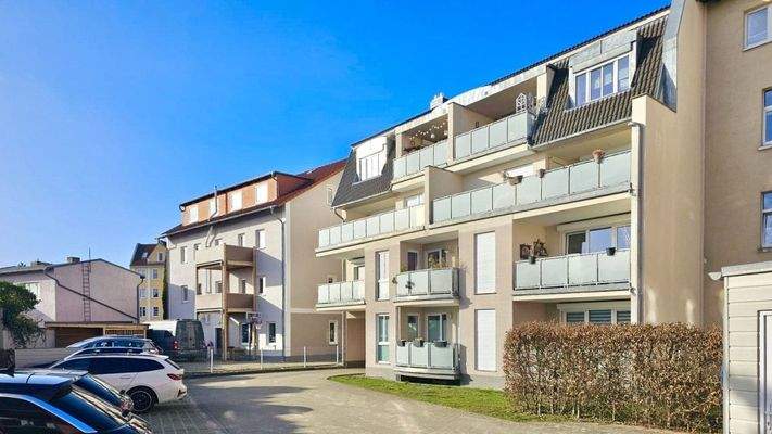 hofseitige Ansicht mit Parkplätzen