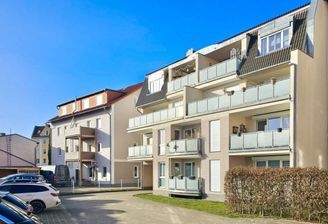 hofseitige Ansicht mit Parkplätzen