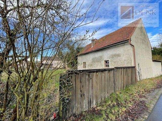 Freifläche und Nebengebäude