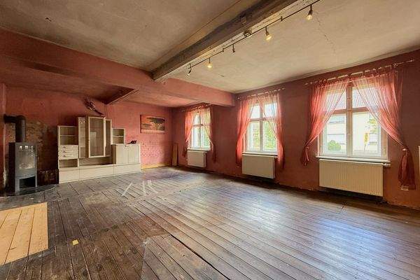 großer Wohnbereich mit Kamin im Erdgeschoss