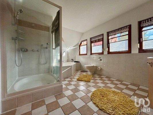 Bad mit Dusche und Badewanne OG