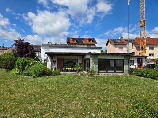 Blick zum Anbau und zur Terrasse