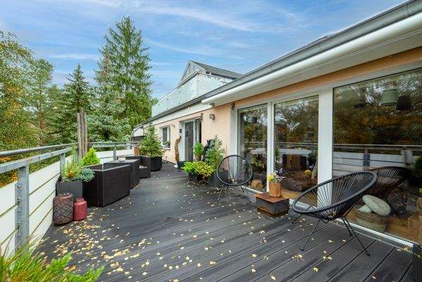 Große Sonnenterrasse mit Markise 