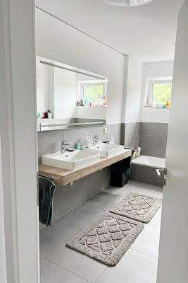 modernes Tageslichtbad mit Badewanne...