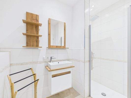 Modernes Duschbad im Erdgeschoss